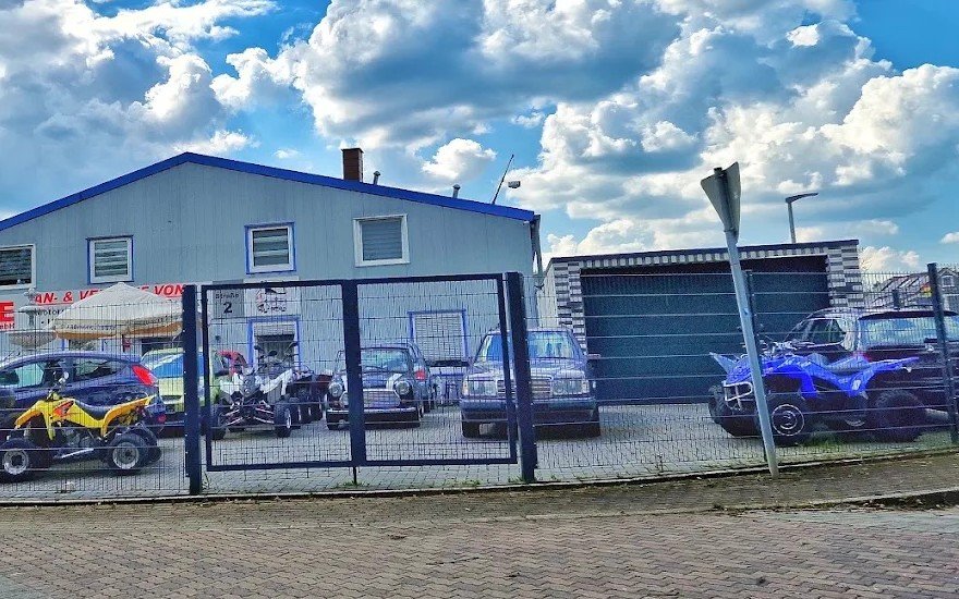 Hof von Malke & Malke mit Quads, Autos und Buggy vor der Halle